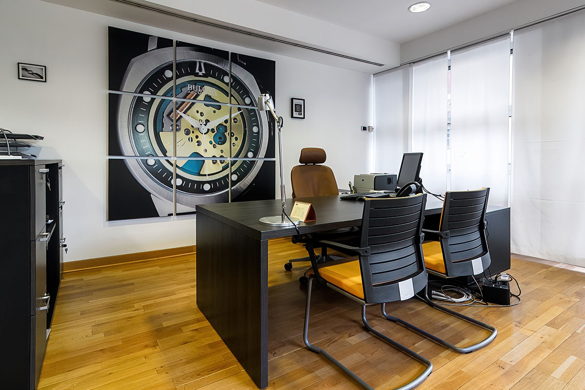 Large format printing clock. Photo taken by product photographer Caldibizphoto